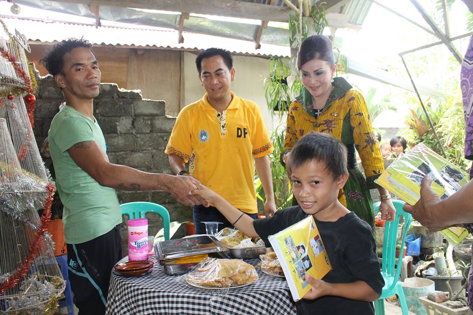 Tetty Salurkan Bantuan Buku Tulis